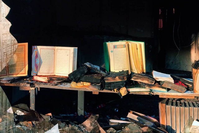 Gebetsbcher und Korane sind bei einem...ne Ditib-Moschee in Berlin verbrannt.   | Foto: DPA