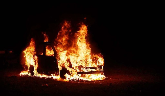 Beim brennenden Fahrzeug handelt es sich um einen hochwertigen Range-Rover.  | Foto: Wolfgang Knstle