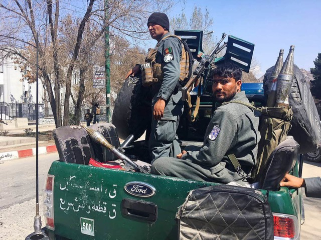 Afghanische Sicherheitskrfte patroull...danschlag vor der Kabuler Universitt.  | Foto: AFP