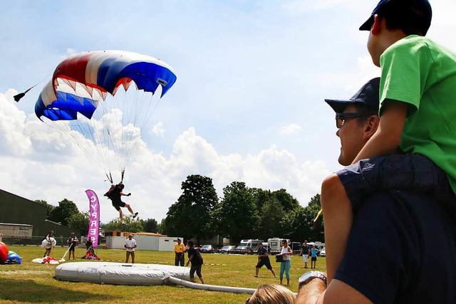 Bilder vom Fallschirm-Deutschland-Cup ...m Lahrer Flugplatz im vergangenen Jahr  | Foto: Heidi Foessel