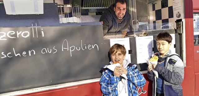 Die beiden Zisch-Reporter beim Panzerotti-Food-Truck.   | Foto: Gehring