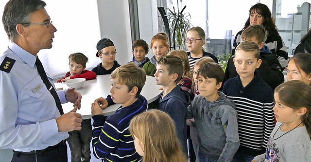 Achim Zitzer erklrt den Kindern, dass...hme  mglichst leise verhalten mssen.  | Foto: Sonja Zellmann