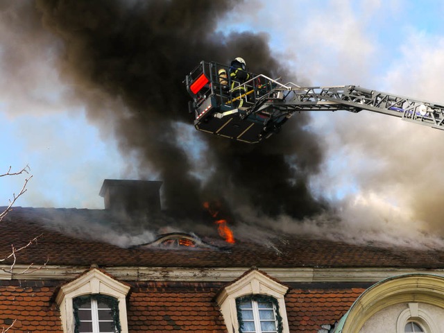 Die Feuerwehr versucht den Brand von der Drehleiter aus zu bekmpfen.  | Foto: Oliver Huber