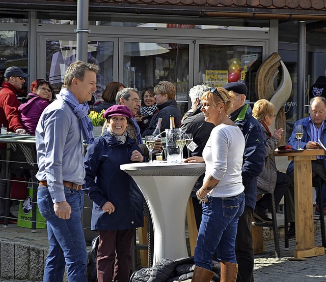 Frhjahrsplausch im Stadtzentrum. Das ...verkaufsoffenen Sonntag seine Lounge.   | Foto: Schilling