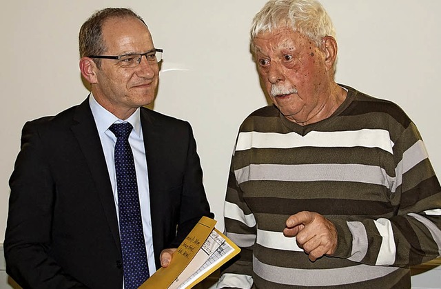 680 Unterschriften fr einen Lckensch...Brgermeister Michael Baumann (links).  | Foto: Ilona Hge