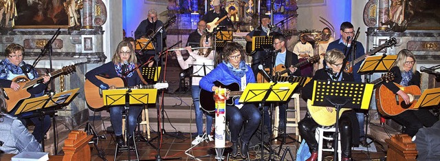 Die Gitarrengruppe Saitenwind bei ihrem Auftritt in der Maria-Sand-Kapelle  | Foto: Michael Haberer