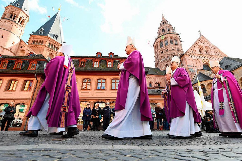 Der Trauerzug für Kardinal Lehmann mit dem Mainzer Bischof Peter Kohlgraf (von rechts), Erzbischof Nikola Eterovic und Kardinal Reinhard Marx, Vorsitzender der Deutschen Bischofskonferenz, passiert den Mainzer Dom. (Foto: dpa) Der Trauerzug für Kardinal Lehmann mit dem Mainzer Bischof Peter Kohlgraf (von rechts), Erzbischof Nikola Eterovic und Kardinal Reinhard Marx, Vorsitzender der Deutschen Bischofskonferenz, passiert den Mainzer Dom. (Foto: dpa)