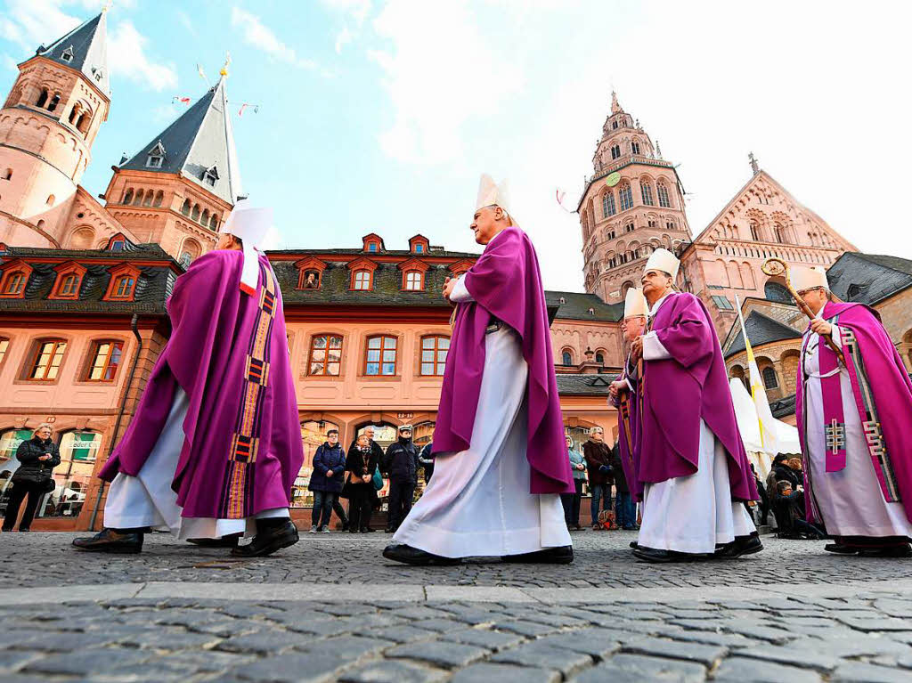 Der Trauerzug fr Kardinal Lehmann mit dem Mainzer Bischof Peter Kohlgraf (von rechts), Erzbischof Nikola Eterovic und Kardinal Reinhard Marx, Vorsitzender der Deutschen Bischofskonferenz, passiert den Mainzer Dom.
