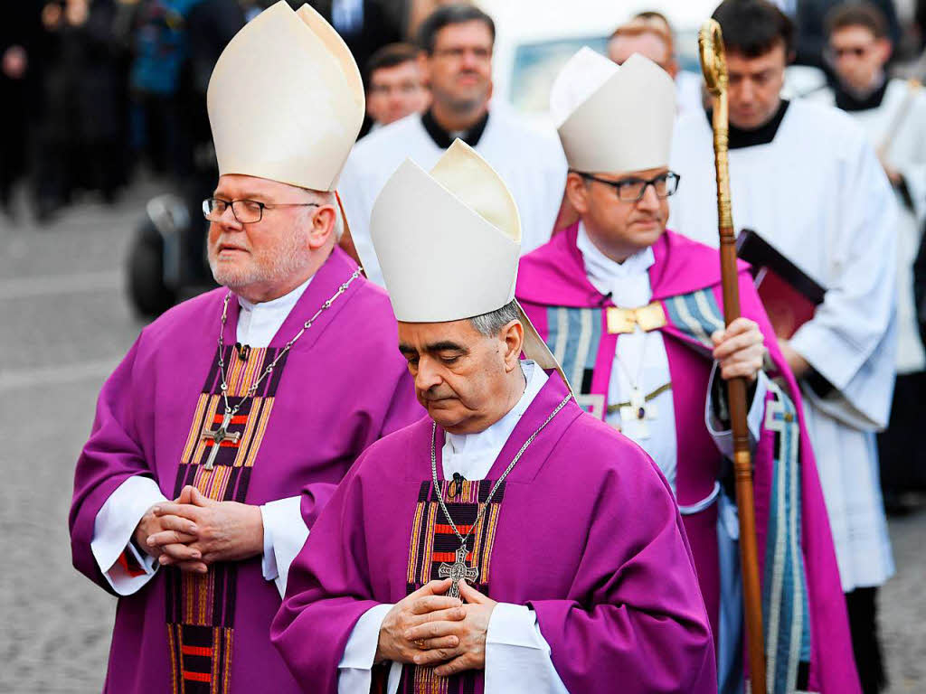 Der Trauerzug fr Kardinal Karl Lehmann mit Kardinal Reinhard Marx (von links), Erzbischof Nikola Eterovic und dem Mainzer Bischof Peter Kohlgraf