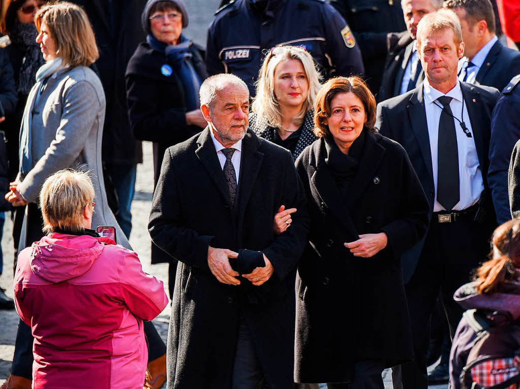 Malu Dreyer, Ministerprsidentin von Rheinland-Pfalz, geht am Arm ihres Ehemannes Klaus Jensen zum Dom.