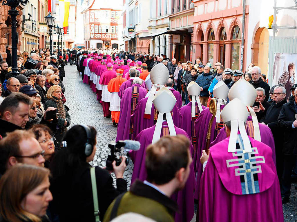 Der Trauerzug fr den verstorbenen Kardinal Karl Lehmann setzt sich an der Augustinerkirche in Bewegung.