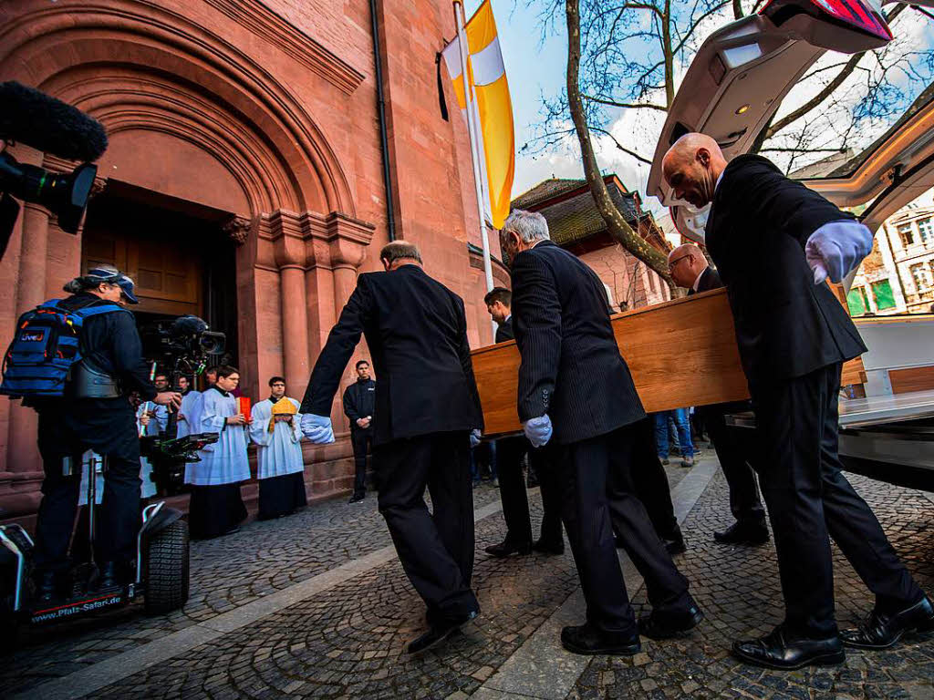 Der Leichnam des frheren Mainzer Bischofs Kardinal Karl Lehmann wird an der Bischofs-Pforte aus dem Leichenwagen geladen.