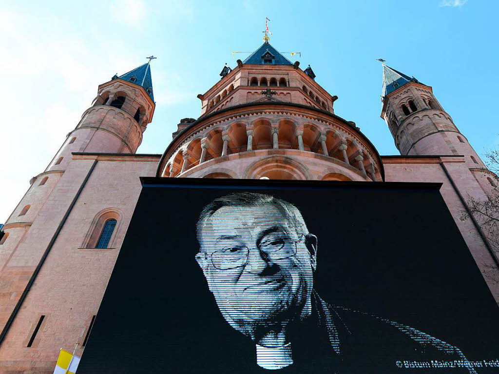 Ein Foto von Kardinal Karl Lehmann ist auf einer Videowand vor dem Mainzer Dom zu sehen.