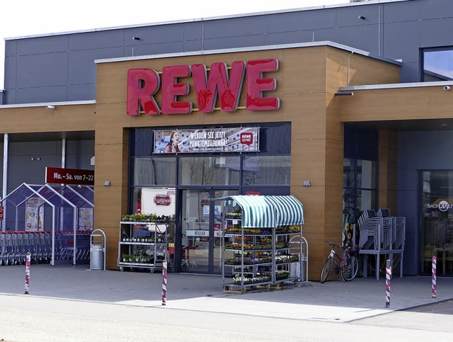 Der Rewe-Markt in Bad Sckingen ist er...Jahr renoviert und vergrert worden.   | Foto:  Adeler