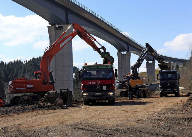 Die Umleitungsstrecke, die ber den au...er Posthausbrcke in Angriff genommen.  | Foto: Christa Maier