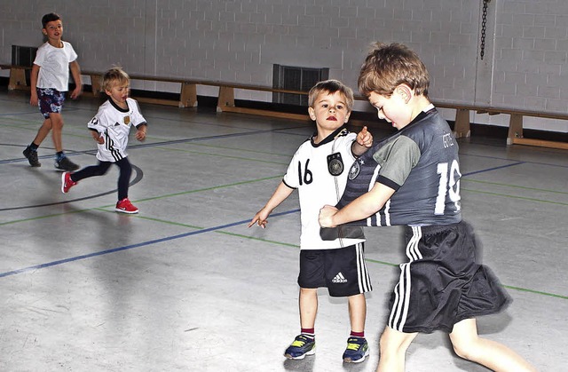 Die Jungs wollen beim Sonntagssport am liebsten kicken.   | Foto: Anja Bertsch