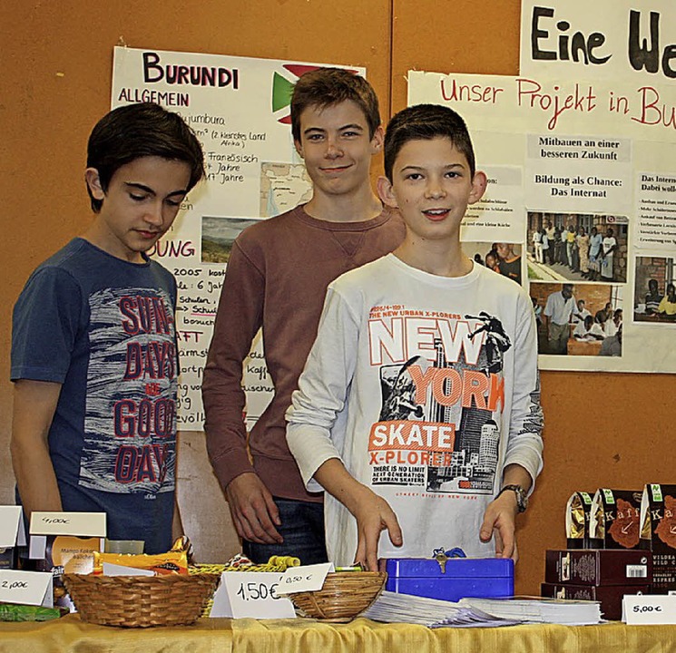 Faire Waren und Kaffee gab es beim Basar von den Schlern zu kaufen.  | Foto: Gabriele Fssler