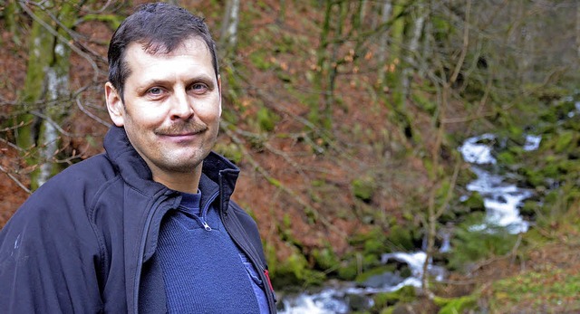 Wassermeister Harald Pfefferle am Stam... direkt daneben steht der Hochbehlter  | Foto: Gabriele Hennicke