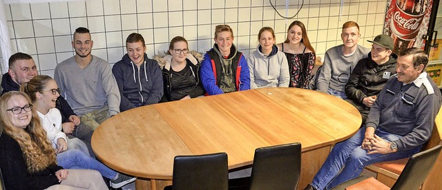 Zum  runden Tisch mit Ortsvorsteher Franz Kiefer (rechts) kamen elf Jugendliche.  | Foto: Schopferer