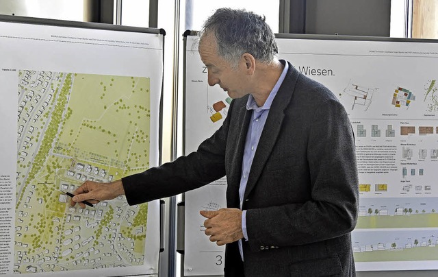 Roland Jerusalem, Leiter des Stadtplanungsamts, erlutert den Entwurf.   | Foto: Michael Bamberger