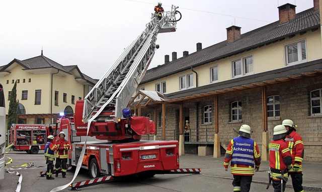 Auch das Drehleiterfahrzeug aus Breisa...hr bei der WG Oberrotweil im Einsatz.   | Foto: Herbert trogus