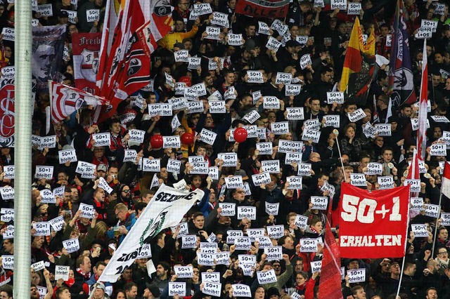 Fans des SC Freiburg protestieren beim...den VfB Stuttgart auf der Nordtribne.  | Foto: Joachim Hahne