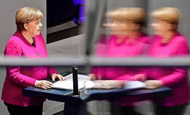 Die Kanzlerin  im Bundestag &#8211; in...e zeigt sich mehrfach ihr Spiegelbild   | Foto: dpa