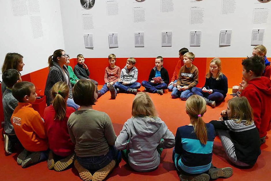 Museumspädagogin Beate Reutter (links) und die Kinder lernen sich kennen. (Foto: Selina Junghäni) Museumspädagogin Beate Reutter (links) und die Kinder lernen sich kennen. (Foto: Selina Junghäni)