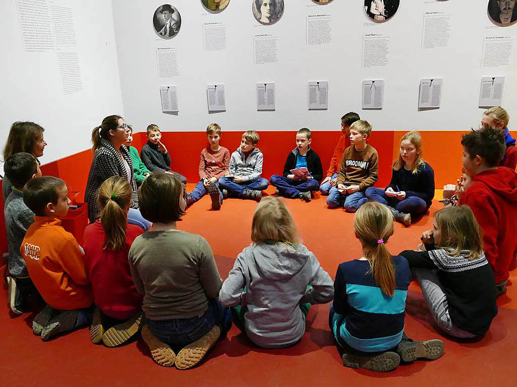 Museumspdagogin Beate Reutter (links) und die Kinder lernen sich kennen.