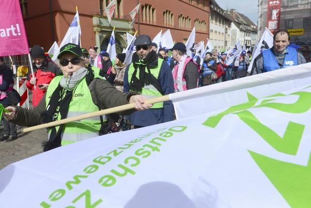 Hunderte Beschäftigte des öffentlichen Dienstes demonstrieren in Freiburg