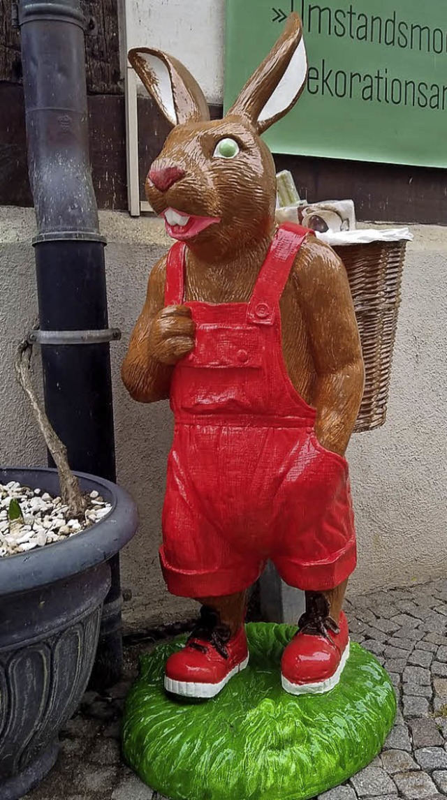 Bunte, metergroe Osterhasen stehen in der Stadt.  | Foto: Christian Ringwald