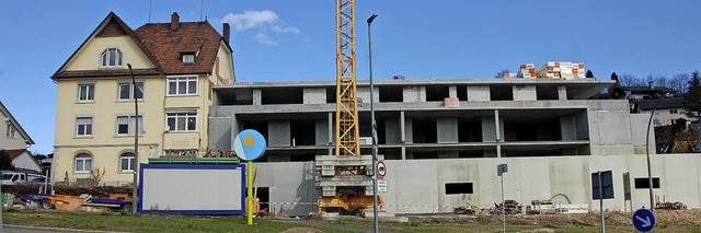 Der moderne Neubau schliet direkt an die alte Fabrikantenvilla an.   | Foto: Frey