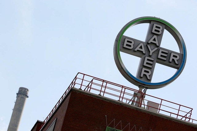 Das Logo des Chemiekonzerns Bayer auf dem Dach des Werks.  | Foto: dpa