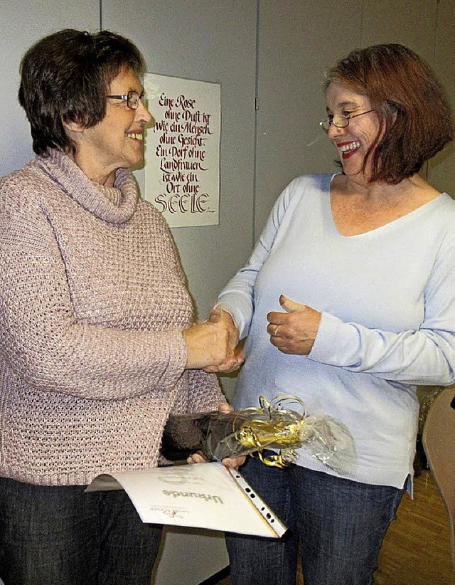 Sabine Engler (rechts) dankt Brunhilde...haft im Tutschfelder Landfrauenverein.  | Foto: Reiner Merz