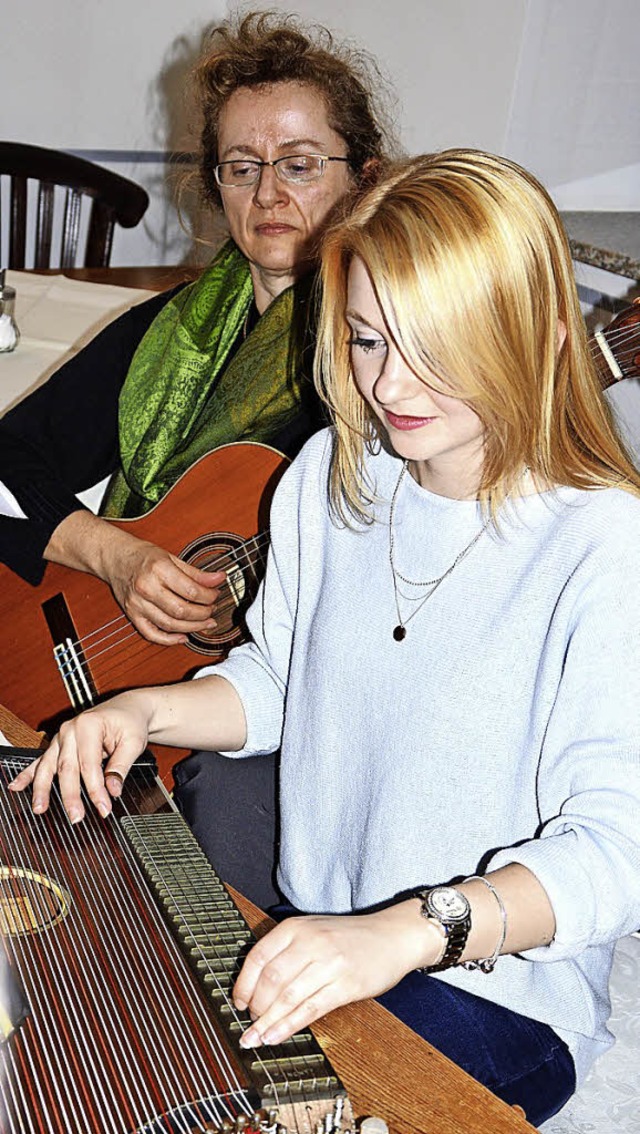 Das Duo Elisabeth Trinler (Zither), un...mmlung des Zither-Orchesters Edelwei.  | Foto: Georg Diehl