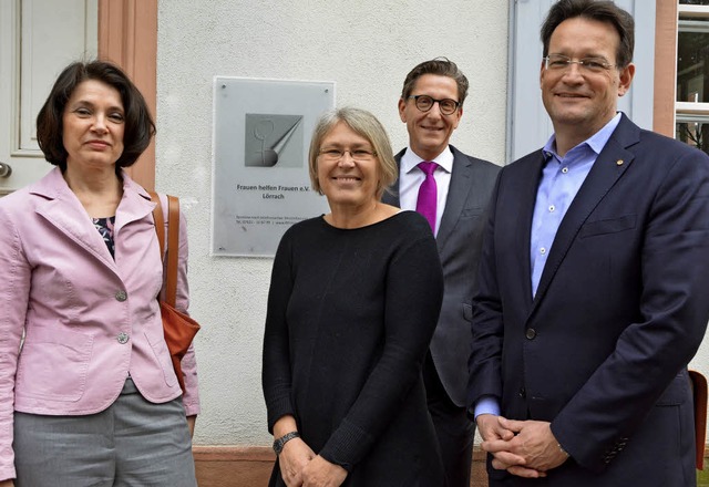 Annette Perschke (2.v.li.) vom Verein ...uber eine grozgige Spende entgegen.   | Foto: Barbara Ruda