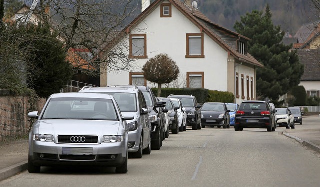 Gegen zu viele parkende Autos in der Hauptstrae soll jetzt vorgegangen werden.   | Foto: Christoph Breithaupt
