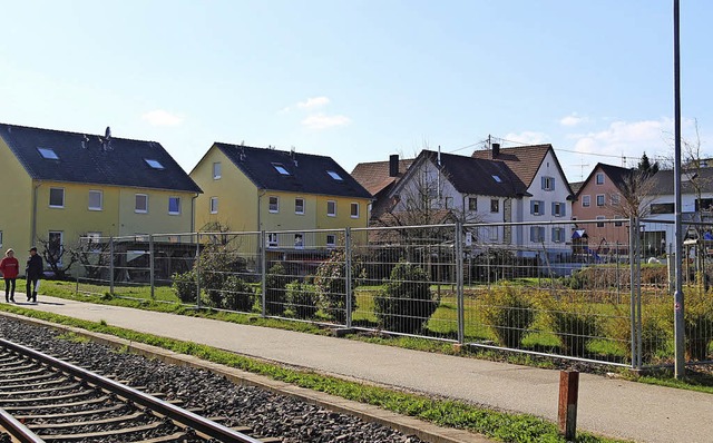 Diese Grundstcke neben der Bahnlinie ...Steinstrae sollen bald bebaut werden.  | Foto: Horst David
