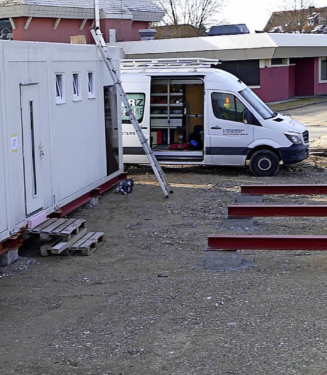 Derzeit werden die Wohncontainer monti...ie Schienen rechts kommen  Waschrume.  | Foto: VL