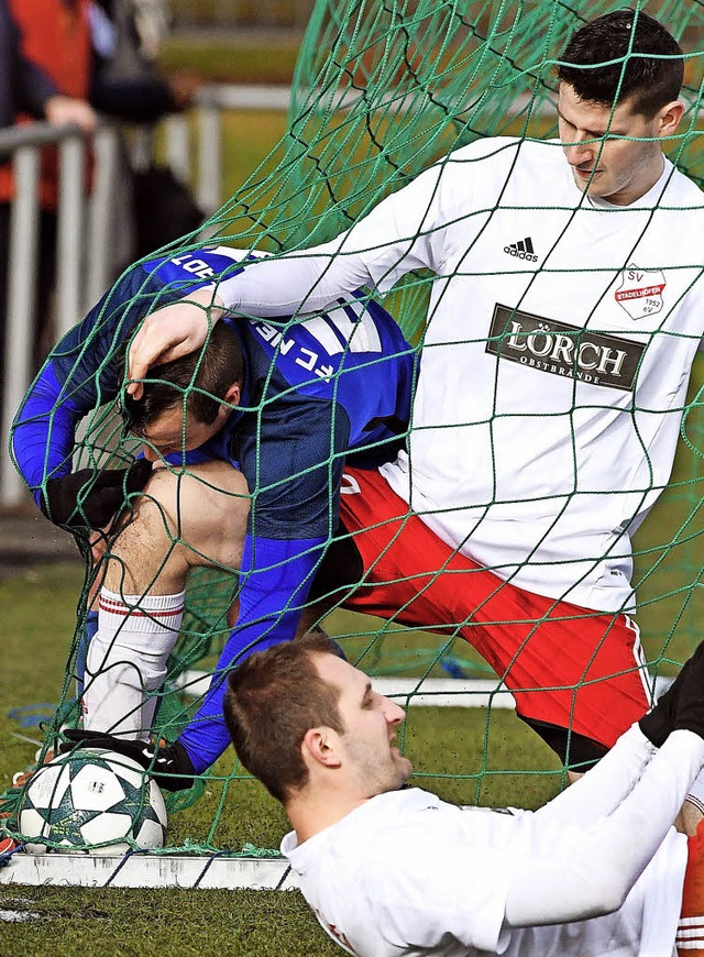 Kuddelmuddel im Tor: Der Ball ist drin...FC Neustadt  und ein Rot-Weier auch.   | Foto: Wolfgang Scheu