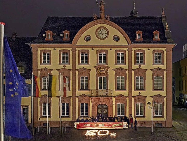 Am Samstag fr eine Stunde dunkel: das Rathaus.  | Foto: Guido Gegg