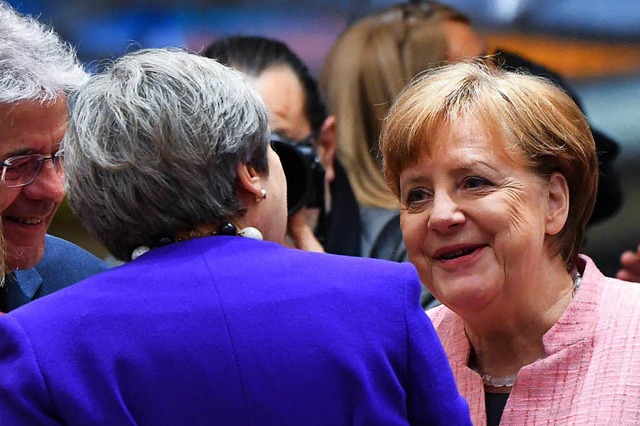 Kanzlerin Merkel im Gesprch mit der britischen Premierministerin May  | Foto: dpa