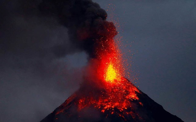 Lava fliet am 23.01.2018 in der Nhe ... die Hnge des Vulkans Mayon hinunter.  | Foto: dpa