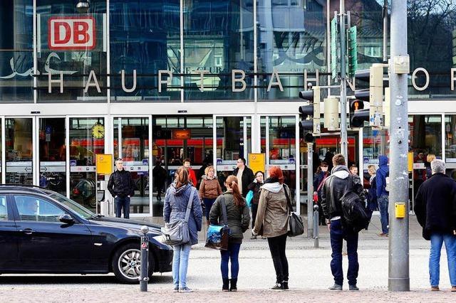 Radfahrerin muss nach Unfall mit ortsfremdem Bus am Hauptbahnhof in die Klinik