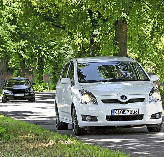 Auto in Allee  | Foto: Toyota/GP