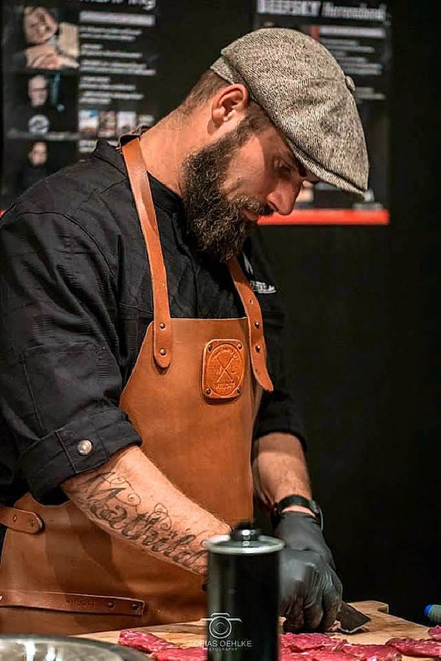 Dirk Marcinkowski bereitet Fleisch fr den Grill vor.  | Foto: Tobias Oehlke