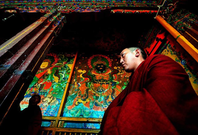 Es gibt nicht nur die eine Religion. Hier ein tibetischer Mnch beim Gebet.   | Foto: afp