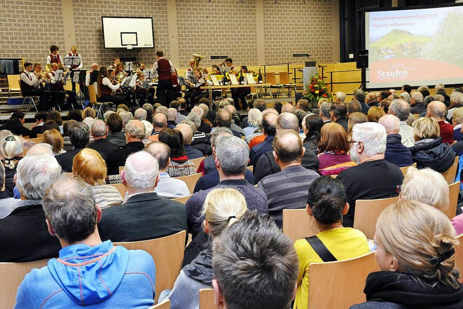 Rekordbesuch bei der Einwohnerversammlung in Staufen: Fast 300 Interessierte informierten sich in der Belchenhalle über abgeschlossene, laufende und zukünftige Projekte der Fauststadt. Und vier Ehrenmedaillen gab es auch. (Foto: Hans-Peter Müller) Rekordbesuch bei der Einwohnerversammlung in Staufen: Fast 300 Interessierte informierten sich in der Belchenhalle über abgeschlossene, laufende und zukünftige Projekte der Fauststadt. Und vier Ehrenmedaillen gab es auch. (Foto: Hans-Peter Müller)