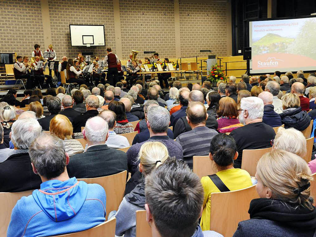 Rekordbesuch bei der Einwohnerversammlung in Staufen: Fast 300 Interessierte informierten sich in der Belchenhalle ber abgeschlossene, laufende und zuknftige Projekte der Fauststadt. Und vier Ehrenmedaillen gab es auch.