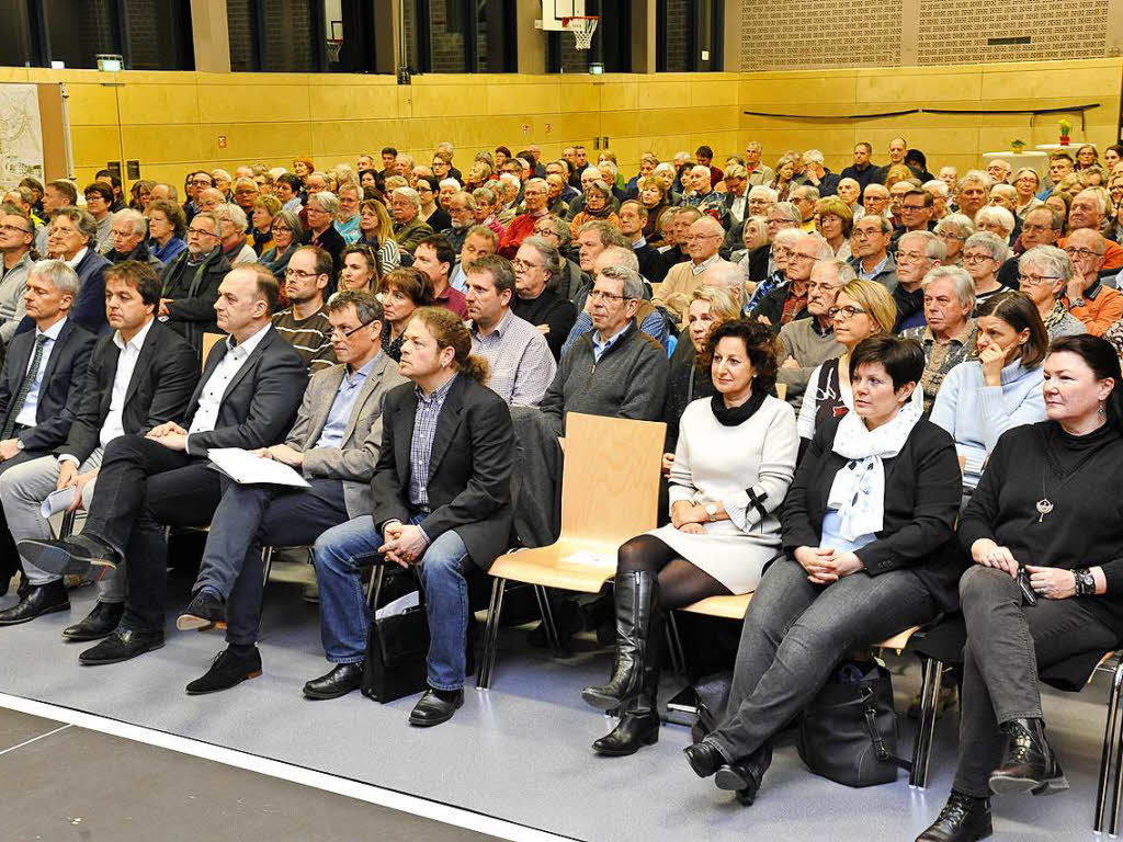 Rekordbesuch bei der Einwohnerversammlung in Staufen: Fast 300 Interessierte informierten sich in der Belchenhalle ber abgeschlossene, laufende und zuknftige Projekte der Fauststadt. Und vier Ehrenmedaillen gab es auch.